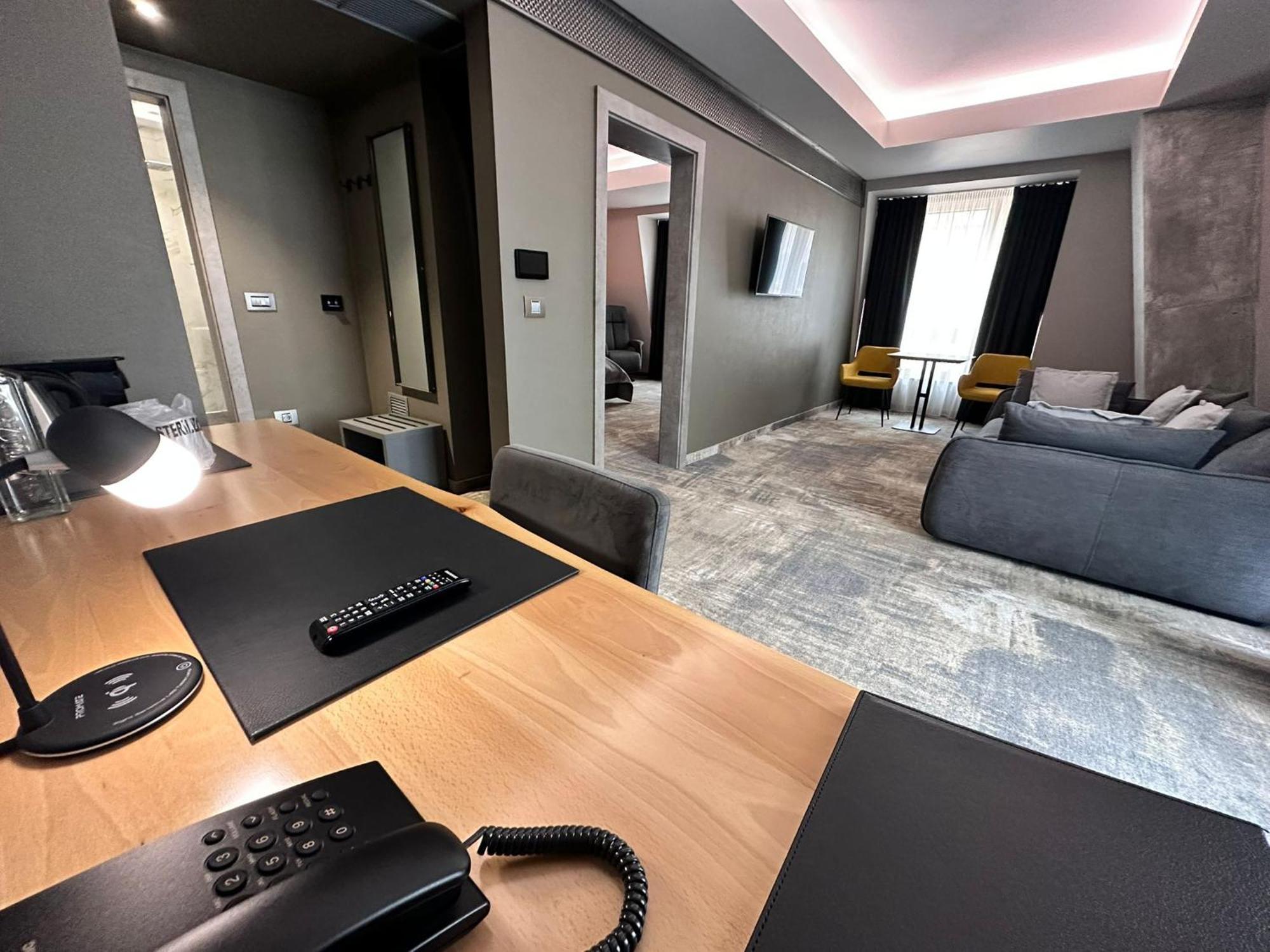 Aniroc Signature Hotel Arad Zewnętrze zdjęcie Suite