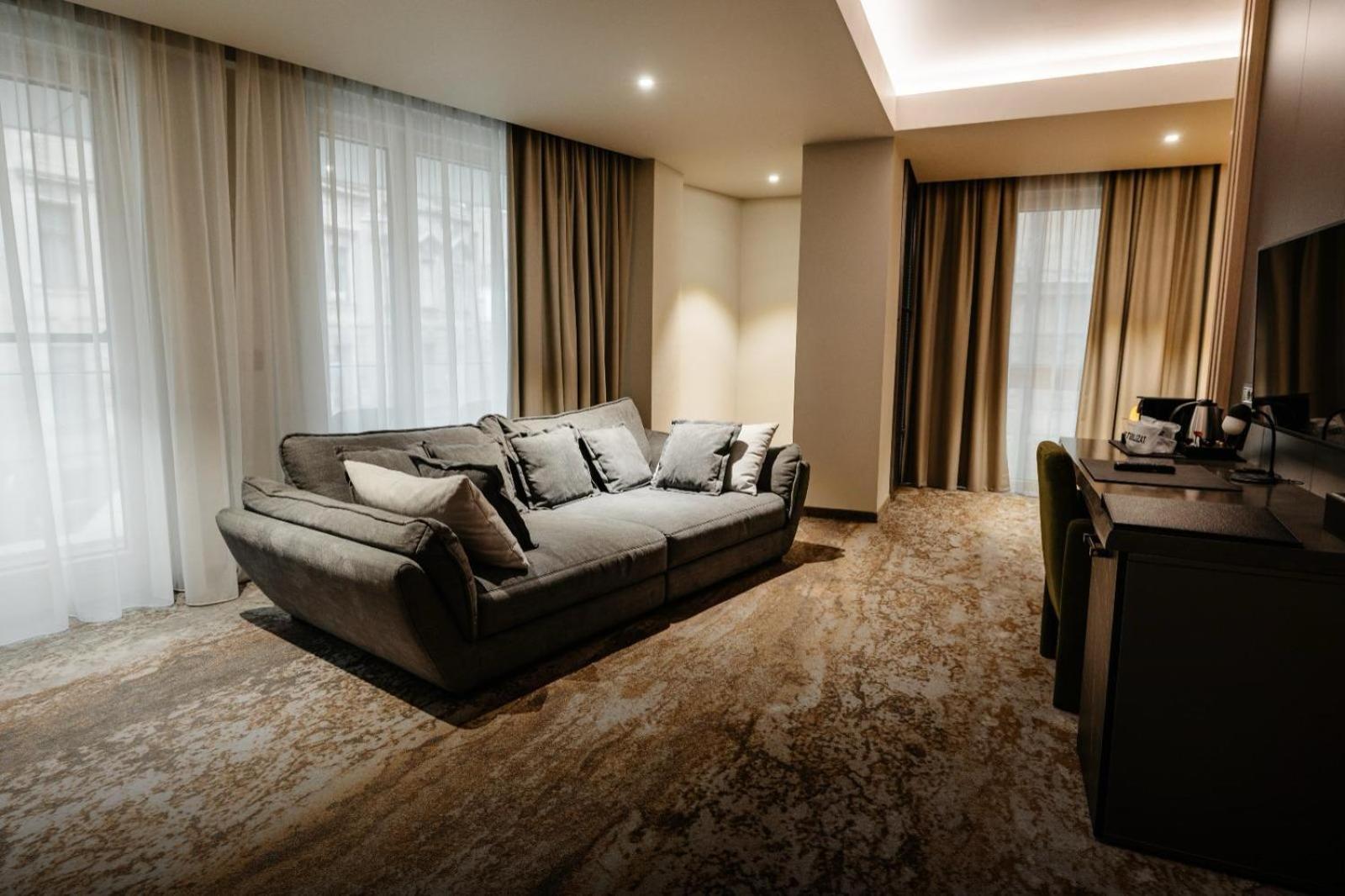 Aniroc Signature Hotel Arad Zewnętrze zdjęcie A suite at the hotel