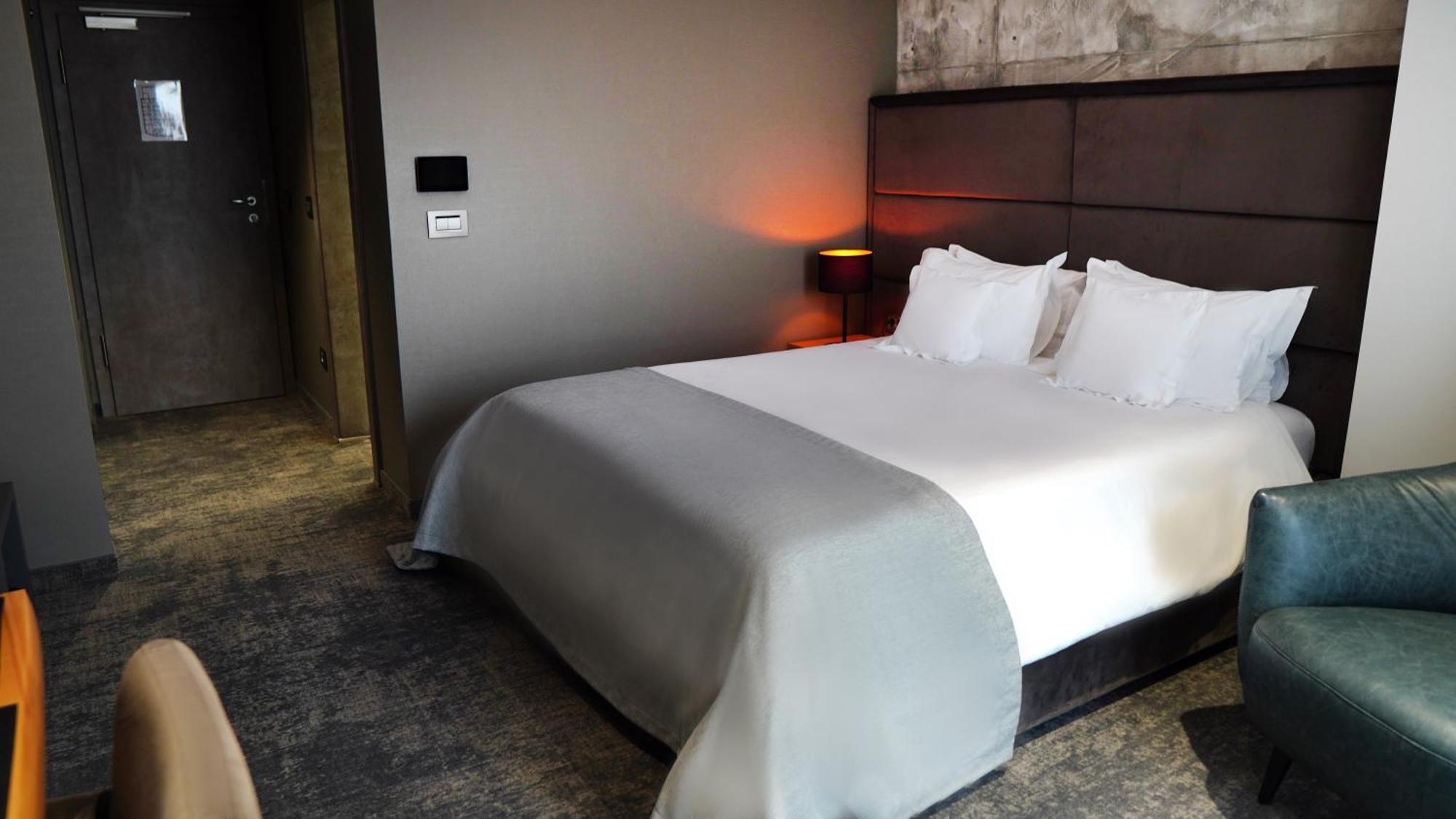 Aniroc Signature Hotel Arad Zewnętrze zdjęcie A room at the hotel