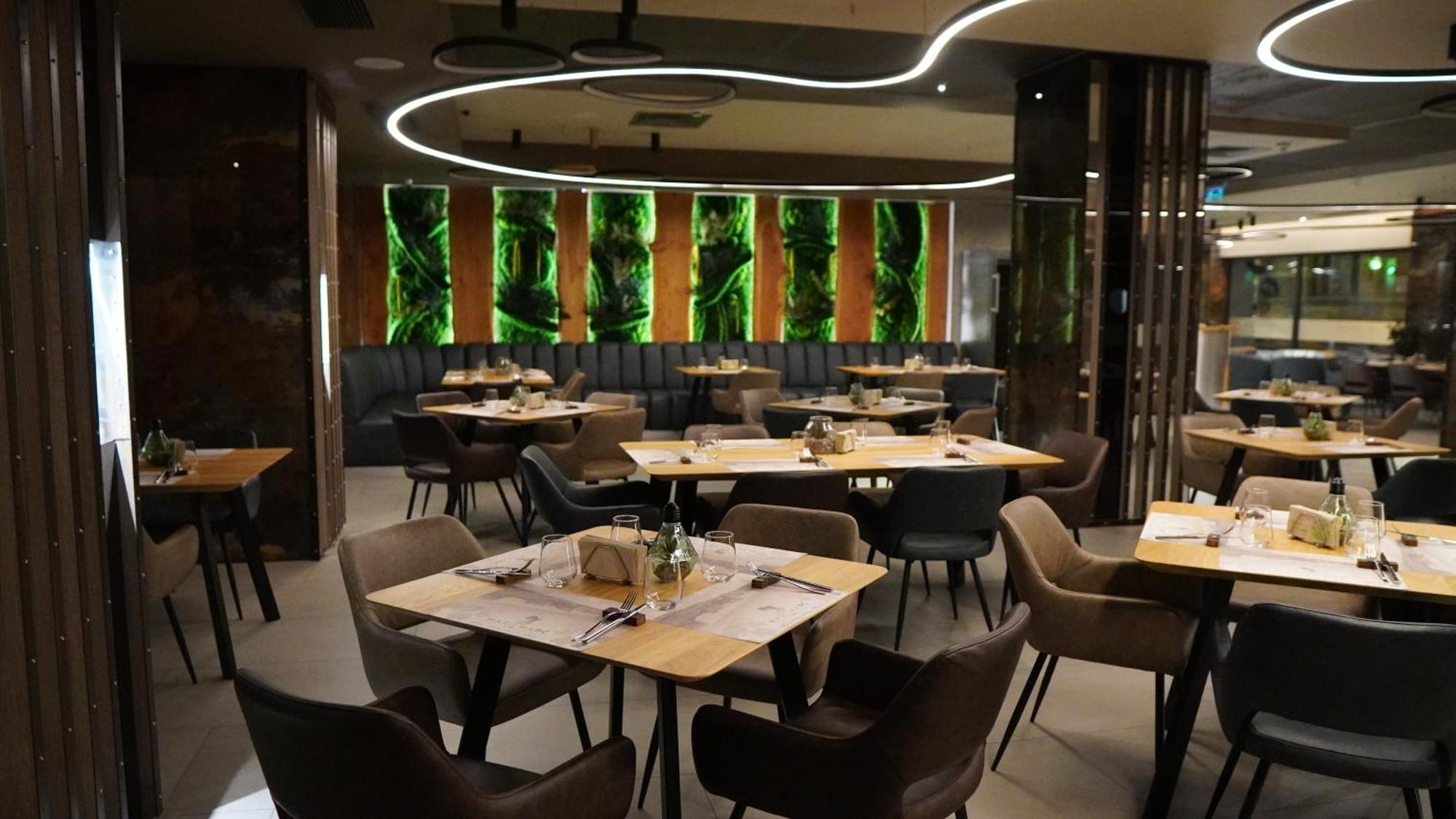 Aniroc Signature Hotel Arad Zewnętrze zdjęcie The interior of the restaurant