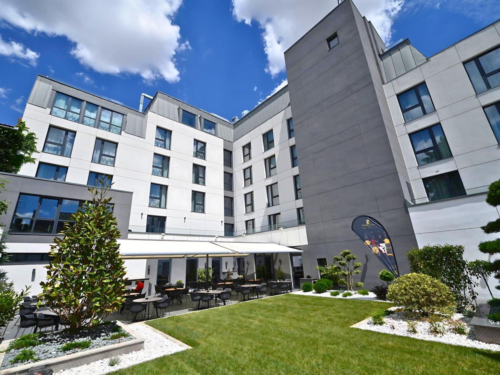 Aniroc Signature Hotel Arad Zewnętrze zdjęcie The courtyard of the new building