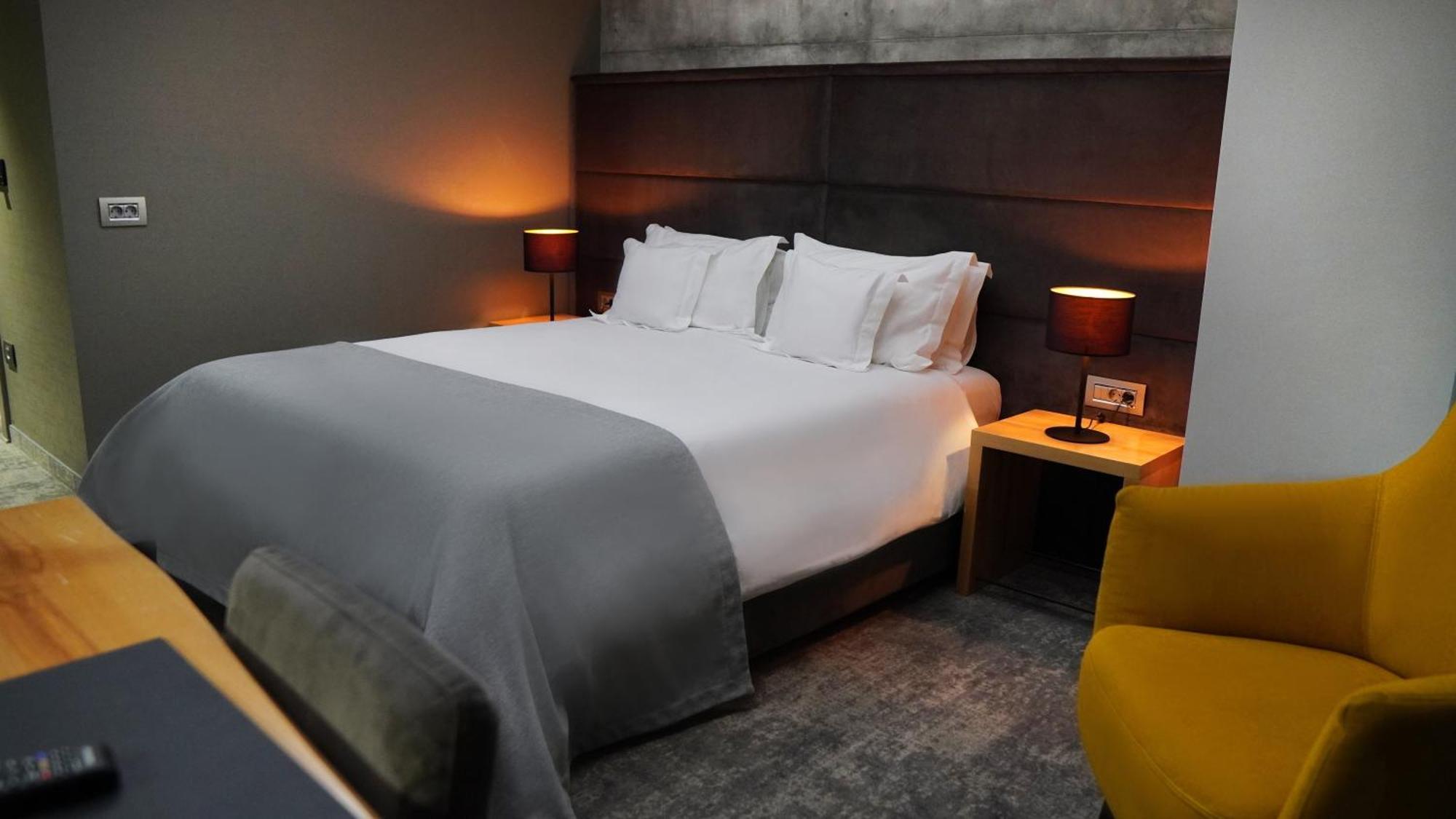 Aniroc Signature Hotel Arad Zewnętrze zdjęcie A bedroom at the hotel