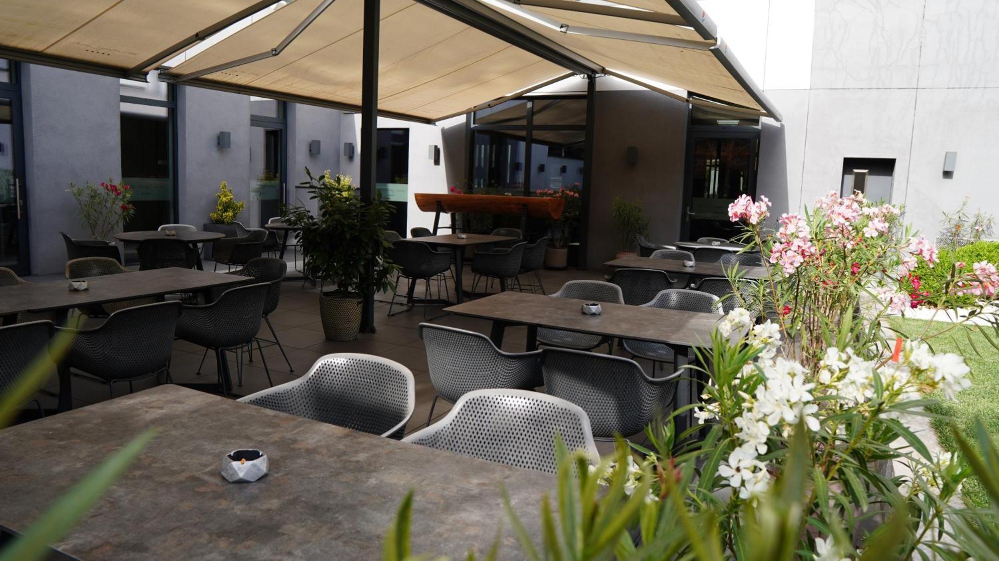 Aniroc Signature Hotel Arad Zewnętrze zdjęcie The patio at the restaurant