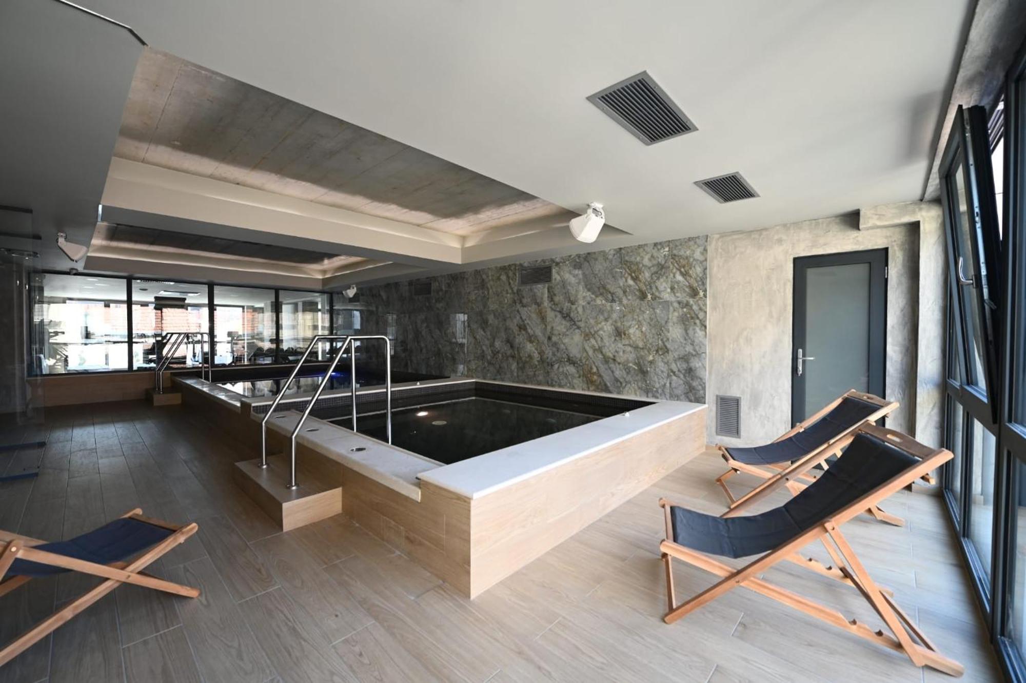 Aniroc Signature Hotel Arad Zewnętrze zdjęcie A private spa in a hotel