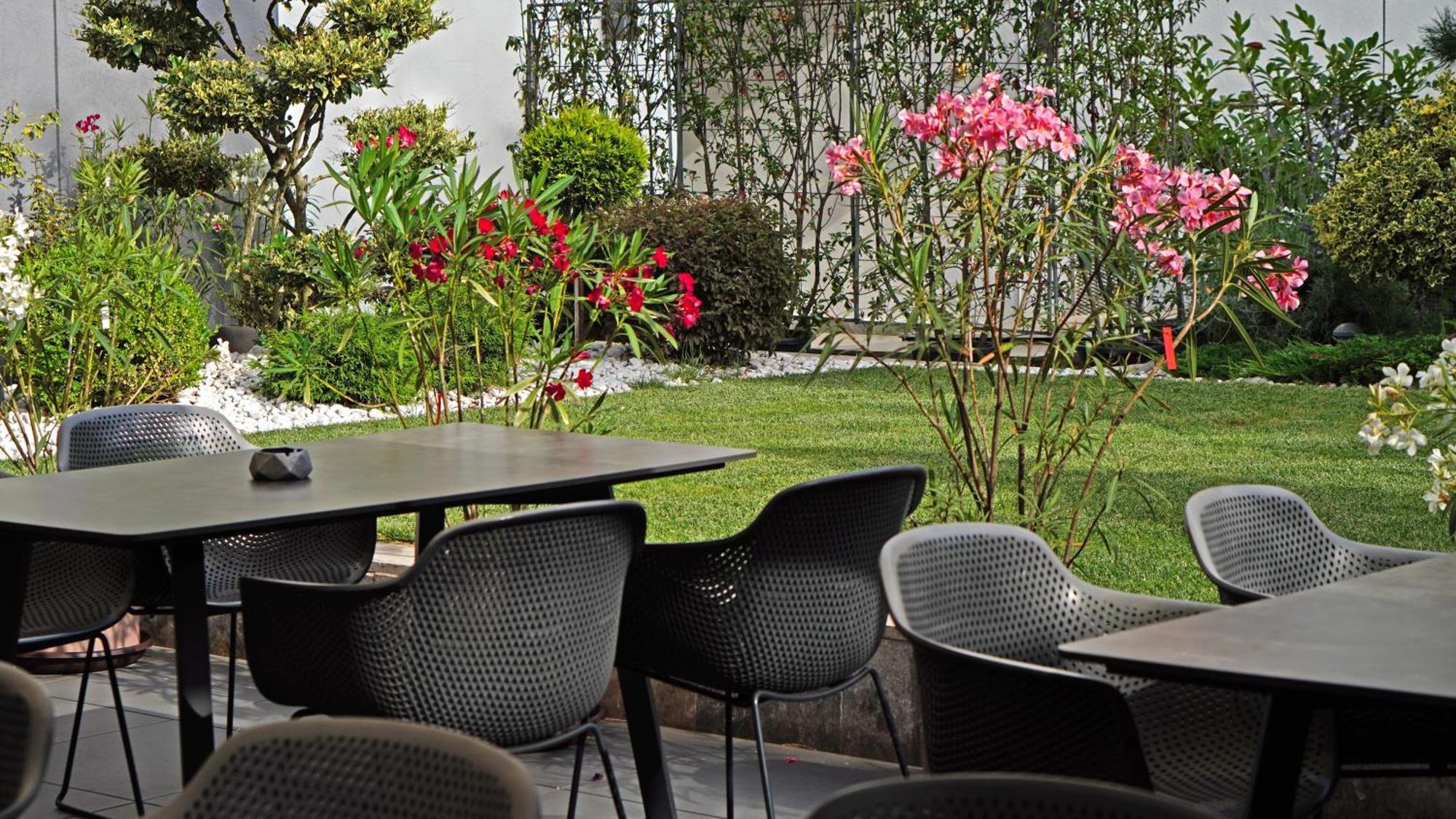 Aniroc Signature Hotel Arad Zewnętrze zdjęcie The garden of the hotel