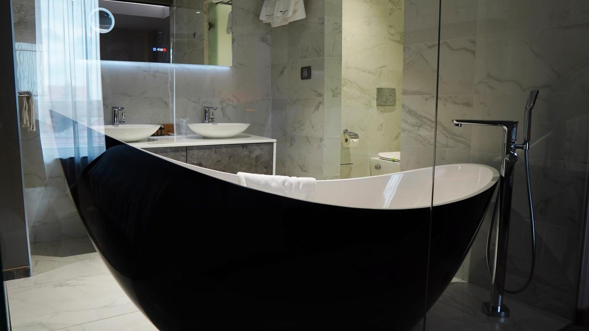 Aniroc Signature Hotel Arad Zewnętrze zdjęcie A freestanding bathtub