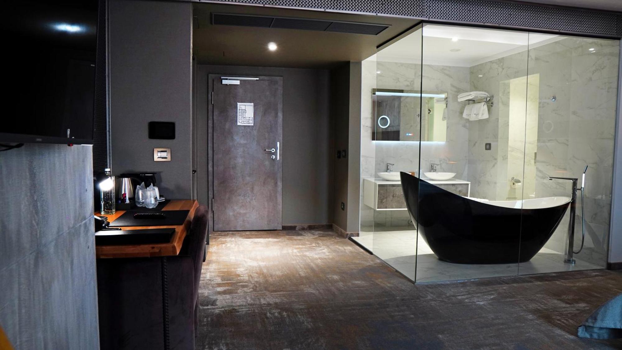 Aniroc Signature Hotel Arad Zewnętrze zdjęcie A bathroom at the hotel